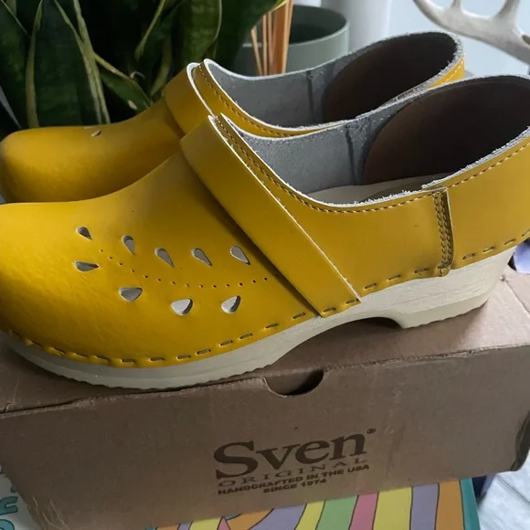 Sven Women's Yellow Clogs - Picture 7 of 7